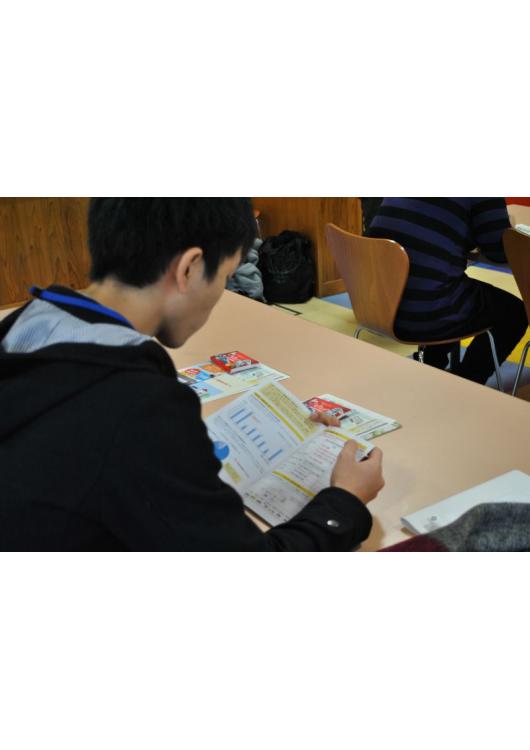 資料を真剣に見つめる参加者の方