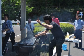 指導員が愛情を込めて一生懸命『焼き』にはいっております。